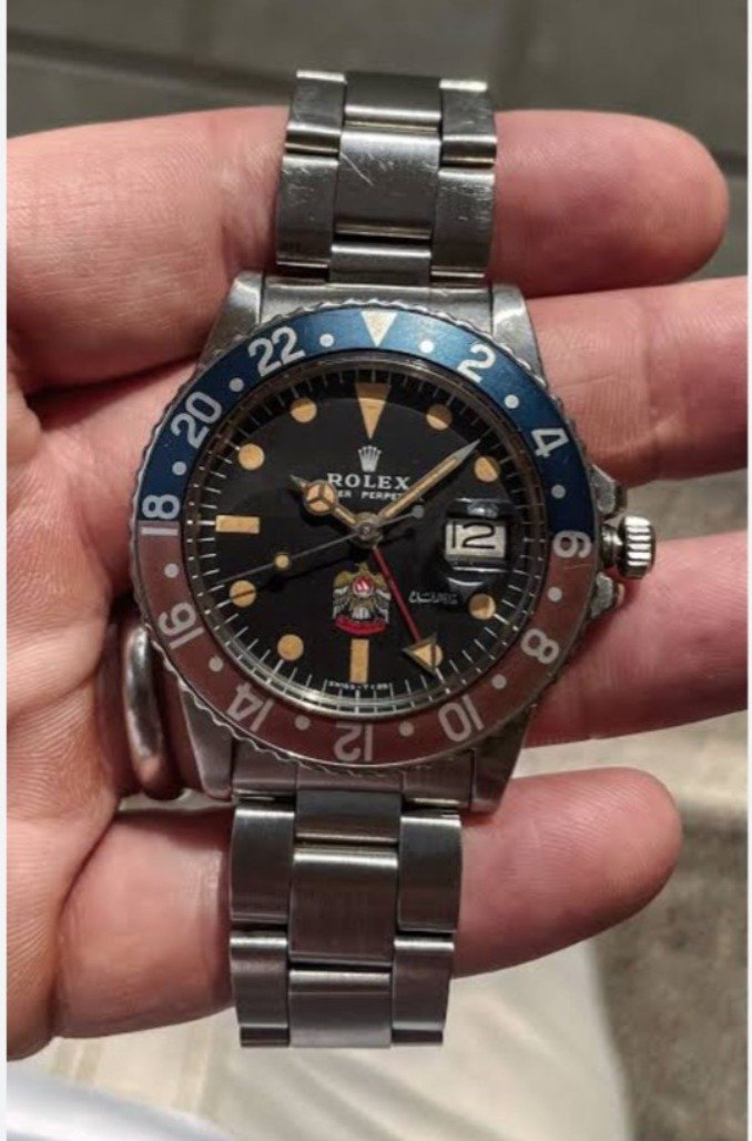 محلات شراء ساعات الشعارات